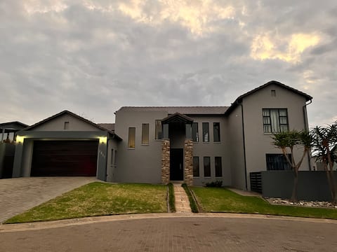 House in the heart of Copperleaf Golf Estate