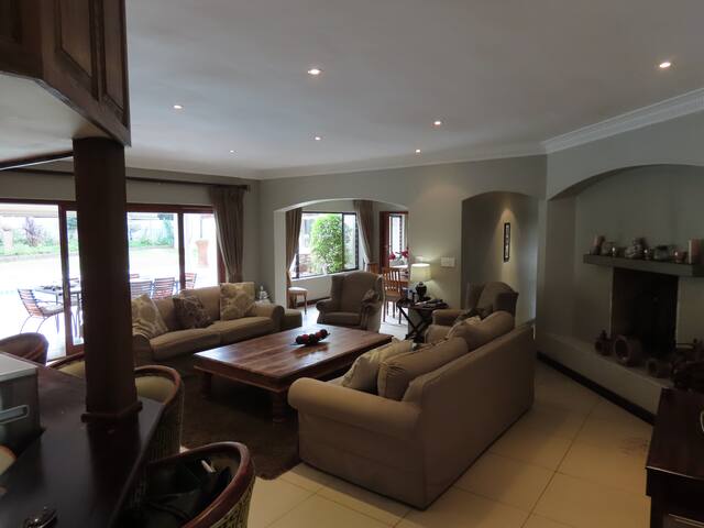 Homely and Cheerful 4-Bedroom Villa with a Pool gallery image 3