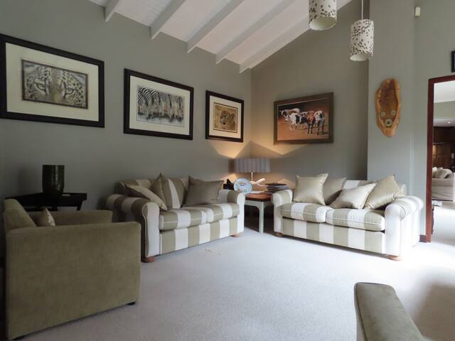 Homely and Cheerful 4-Bedroom Villa with a Pool gallery image 2