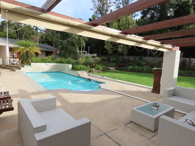 Homely and Cheerful 4-Bedroom Villa with a Pool gallery image 4