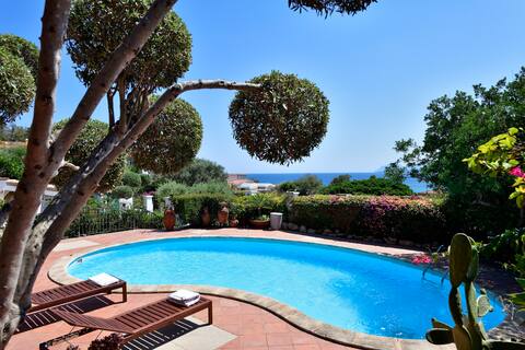 House with sea-view private pool 150m to the beach