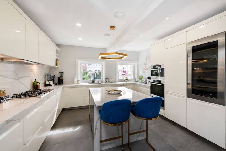 5-Bed Penthouse | Huge Roof Terrace & AC gallery image 2