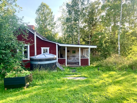 Charming cabin with wood heated sauna, breakfast included!