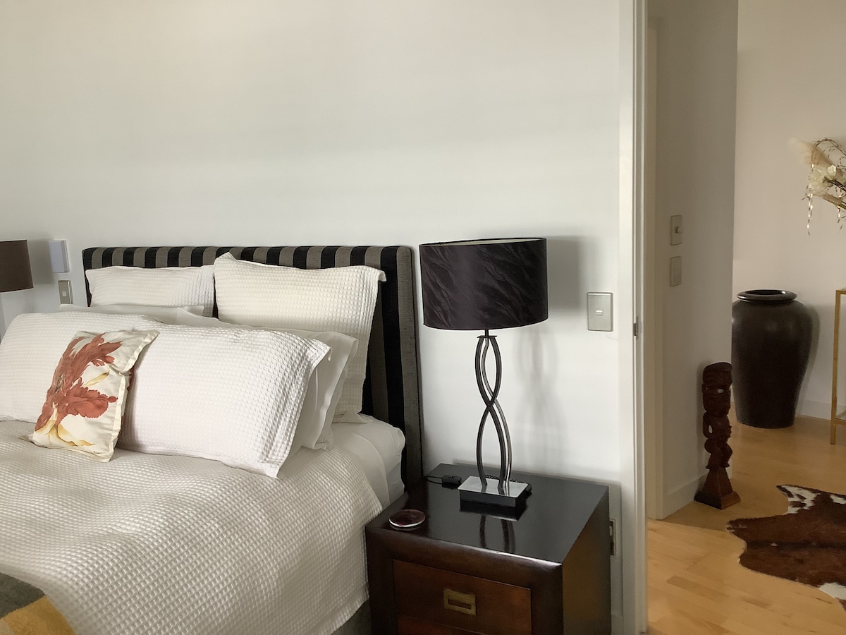 חדר שינה שני עם מיטת קווין