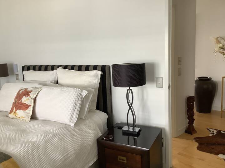 غرفة نوم ثانية بسرير ملكي