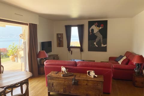 Airbnb performant: Stunning lake view apartment and on-site parking à Veyrier Du Lac