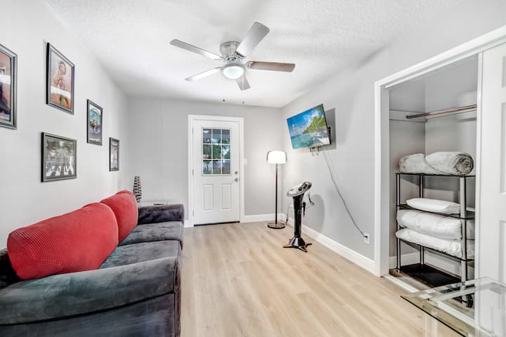 غرفة النوم الرابعة مع سرير أريكة كامل الحجم وآلة كاريوكي