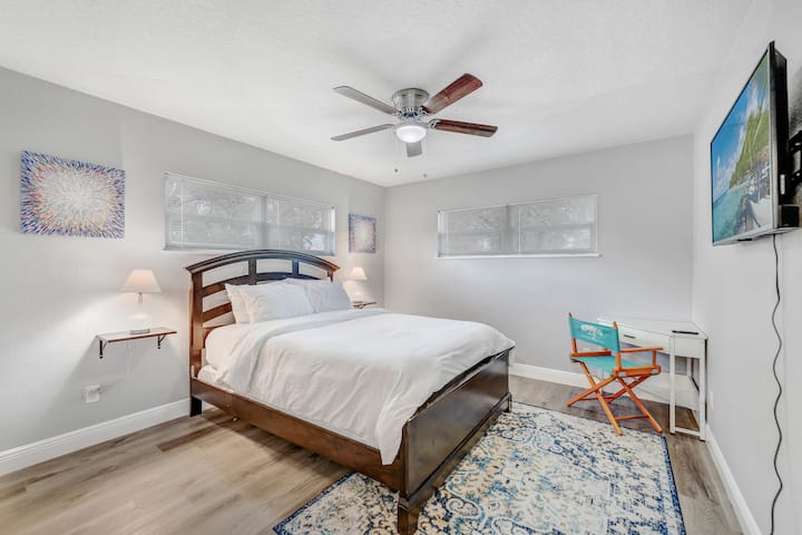 غرفة نوم ثانية بسرير بحجم كبير. مكتب مع مقاعد وتلفزيون ذكي. 