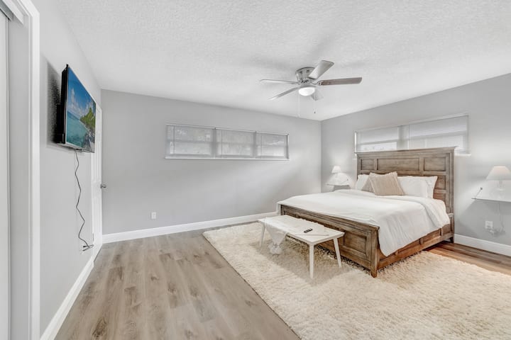 غرفة نوم رئيسية بسرير بحجم كبير.