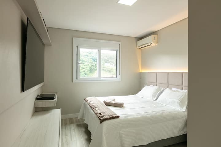 Dormitorio 01: primera puerta a la derecha del pasillo. TV de65pulgadas, aire acondicionado, ambiente hogareño. Cama de caja doble.