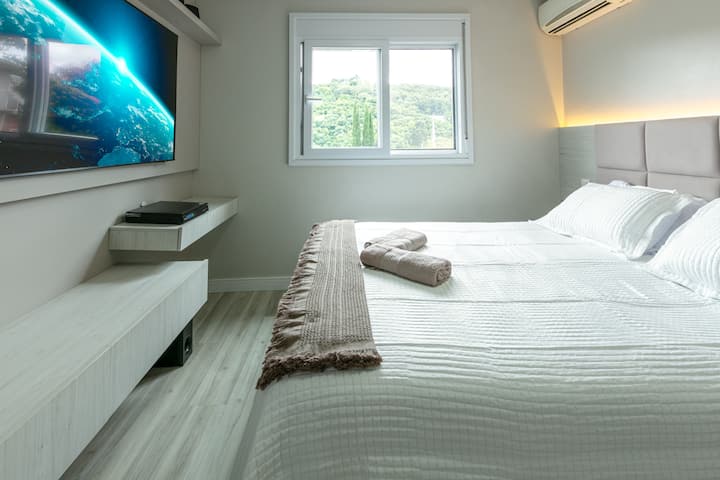 Habitación 01 -. TV 65", aire acondicionado, hogar Theather. Cama de caja doble.