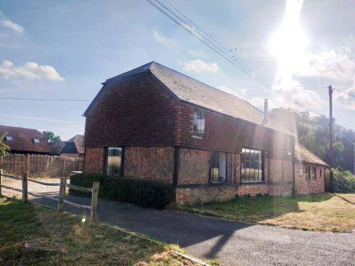 16th Century Barn with Stunning Countryside Views. Houses for Rent in Headcorn, England