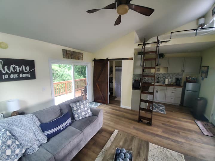 Pet Friendly Cozy Tiny Home Guesthouses for Rent in Weaverville