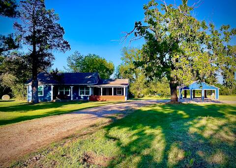 Country Farmhouse at Running6 Ranch