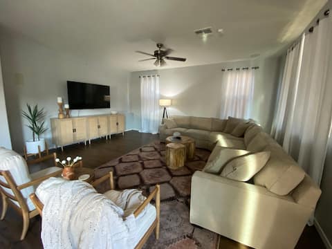 Popular Airbnb listing: Spacious 6 Bedroom w/ Heated Pool & Spa in Surprise
