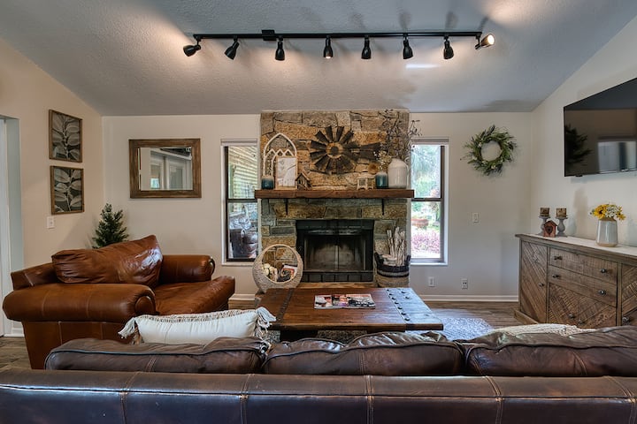 Hanging Moss - 3 Br/2 Ba Farmhouse On 5 Acres - Little Lake Laurie, Heathrow