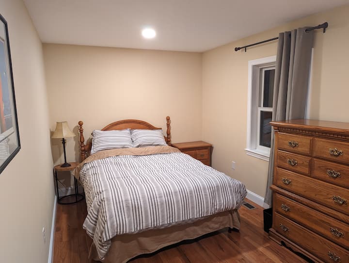 Основна спалня на 1 - ви етаж (1) с двойно легло Vaughan - Bassett queen и Westin Hotel Heavenly матрак и памучно спално бельо