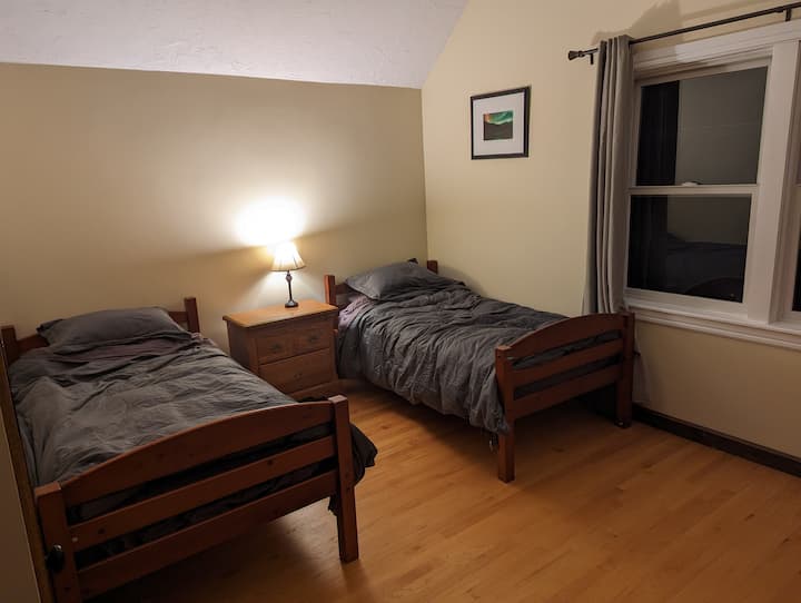 Спалня на 2 - ри етаж (3) с 2 единични легла