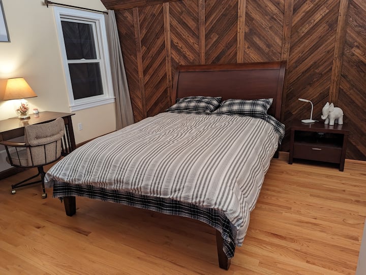 Спалня на 2 - ри етаж (2) с двойно легло тип „Грънчарски хамбар“