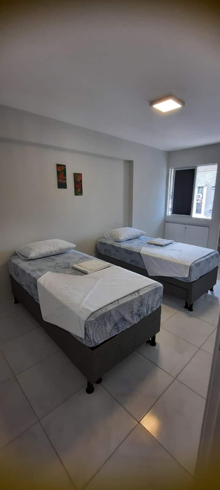 Habitación con dos bicamas.