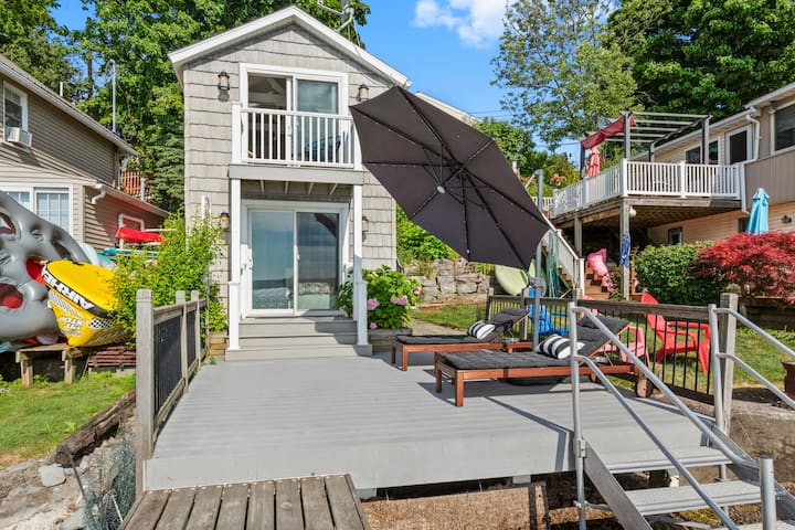 Lakefront* Cayuga Cottage*Hot tub