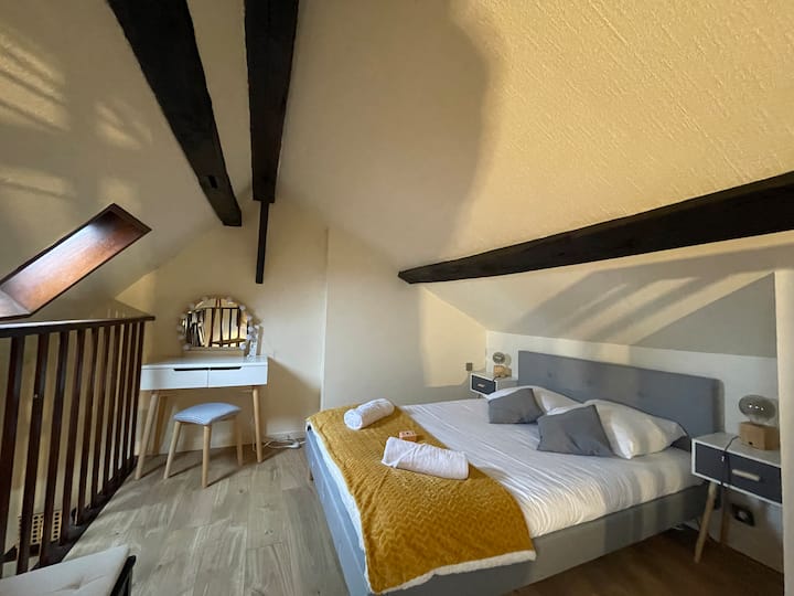 Habitación en el entrepiso con tocador.