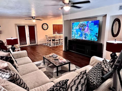 King Bed Suite-Home Away From Home!!!!