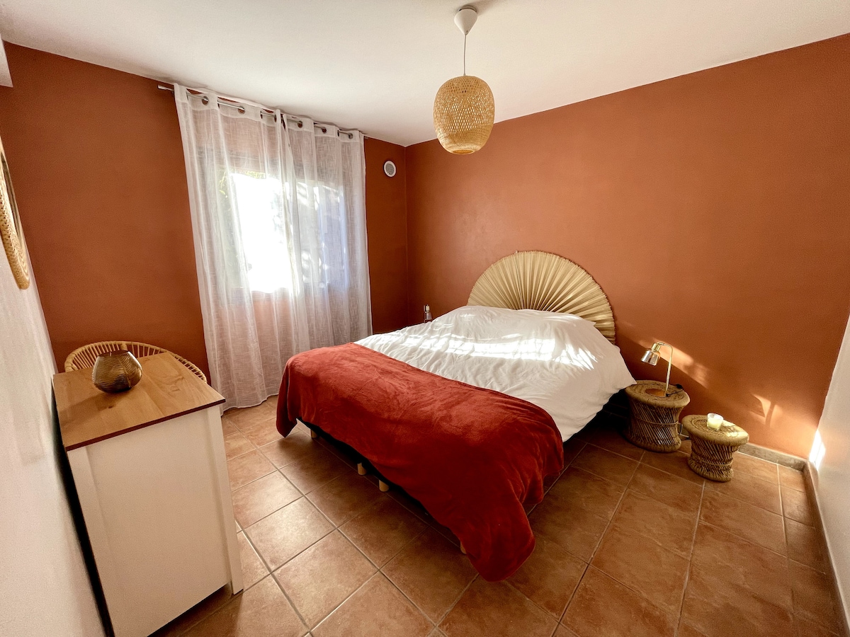 ห้องนอนขนาด 11 ตร.ม. มีเตียงขนาด 160 x 200 เป็นเตียงขนาด 80 x 200 2 เตียง