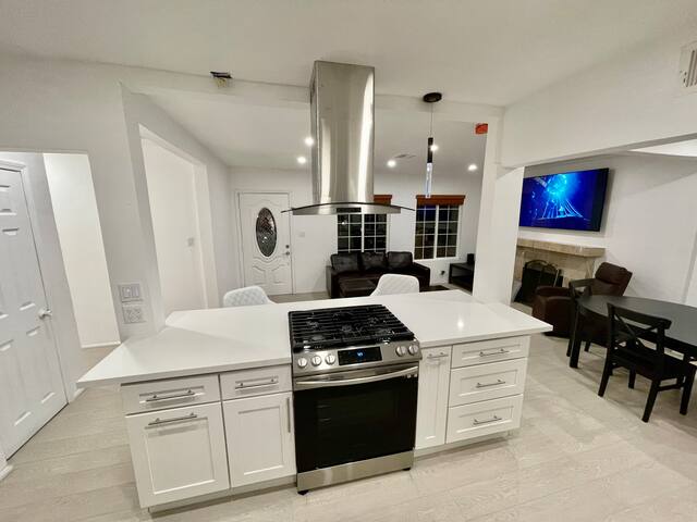 Private House 4 beds 2 bedrooms 2 bath Laundry