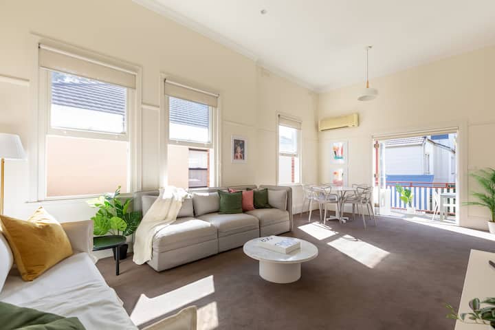 Large (90sqm) Artdeco Apartment W 4m High Ceilings - Camperdown