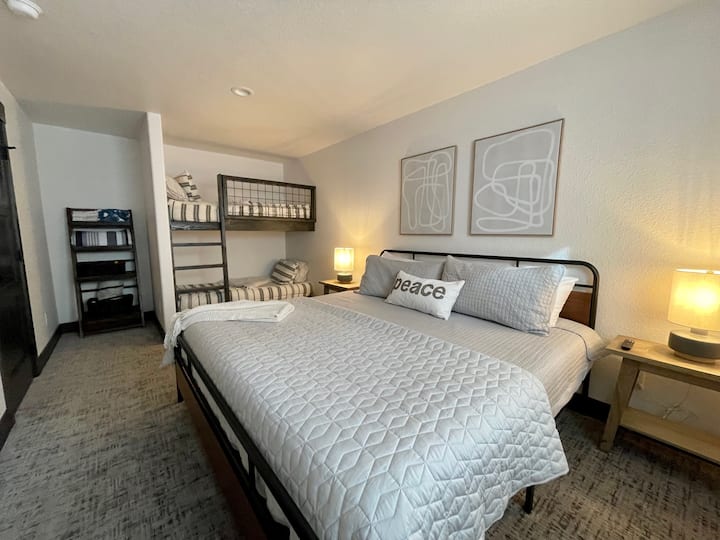 חדר שינה במפלס התחתון עם מיטת קומותיים