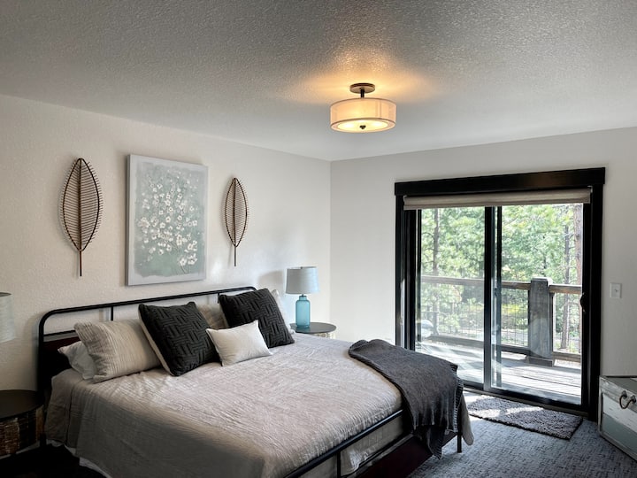 חדר שינה ראשי עם גישה למרפסת