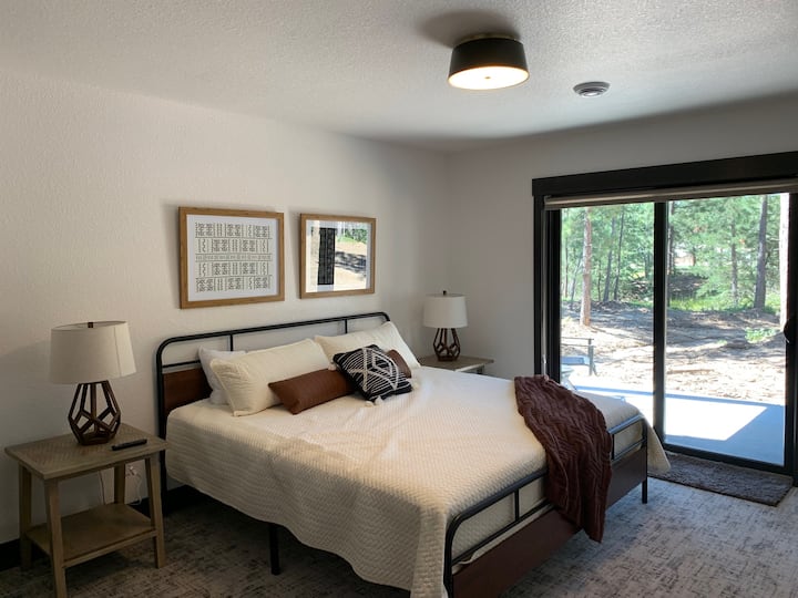 חדר שינה במפלס התחתון עם מחוון לפטיו