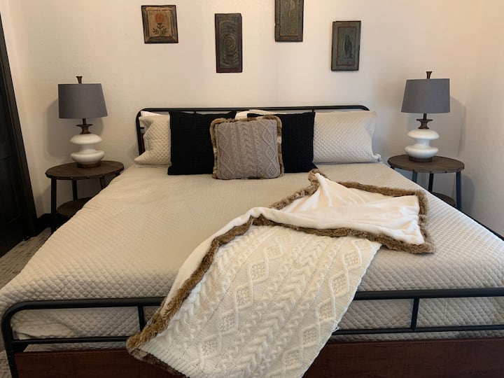 חדר שינה למעלה עם טלוויזיה חכמה 43אינץ 'וסליידר לסיפון פרטי