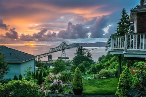 Spacious 2 bedroom home with Columbia River views