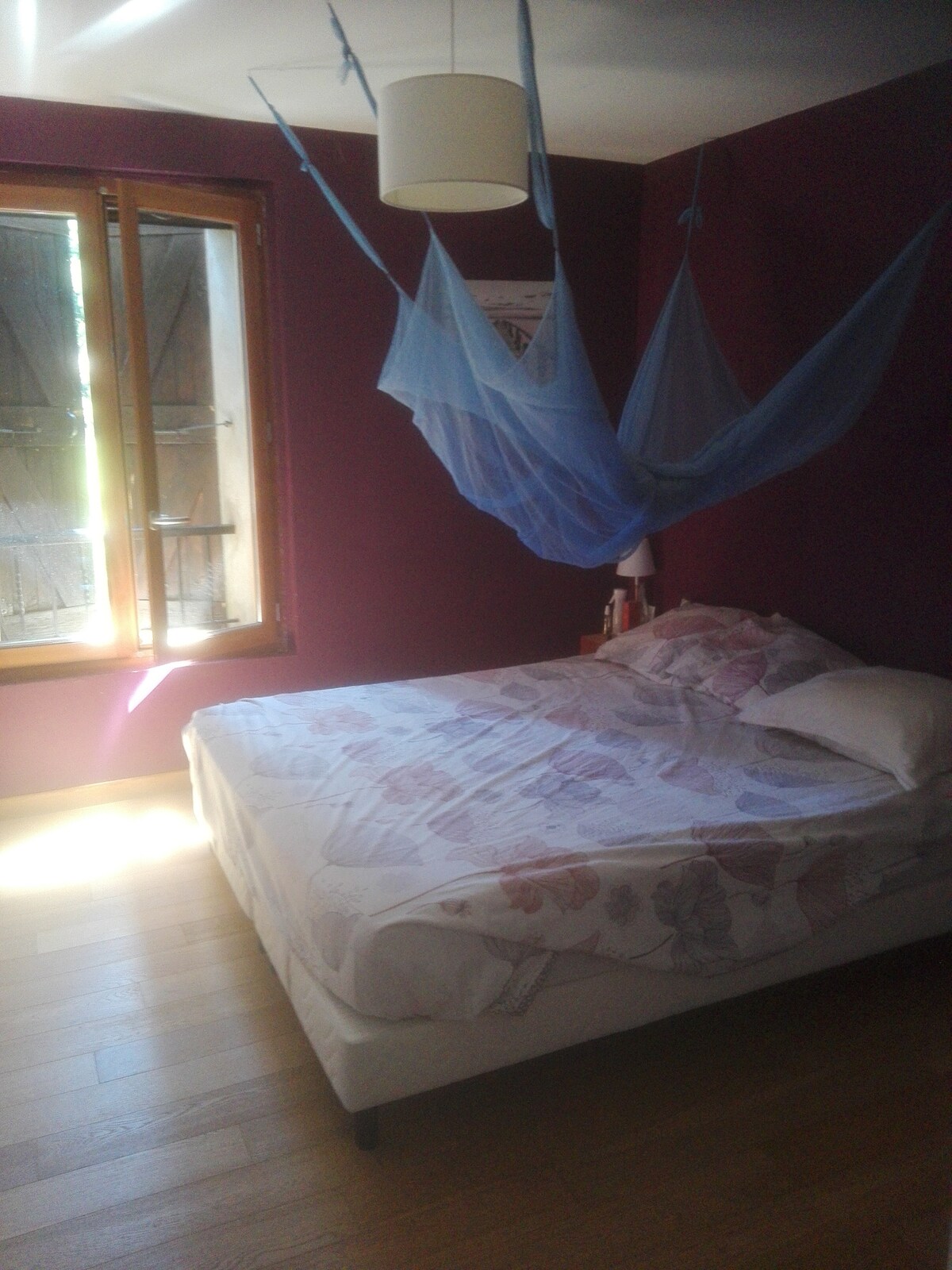 Habitación principal con una cama de 160 cm de ancho.