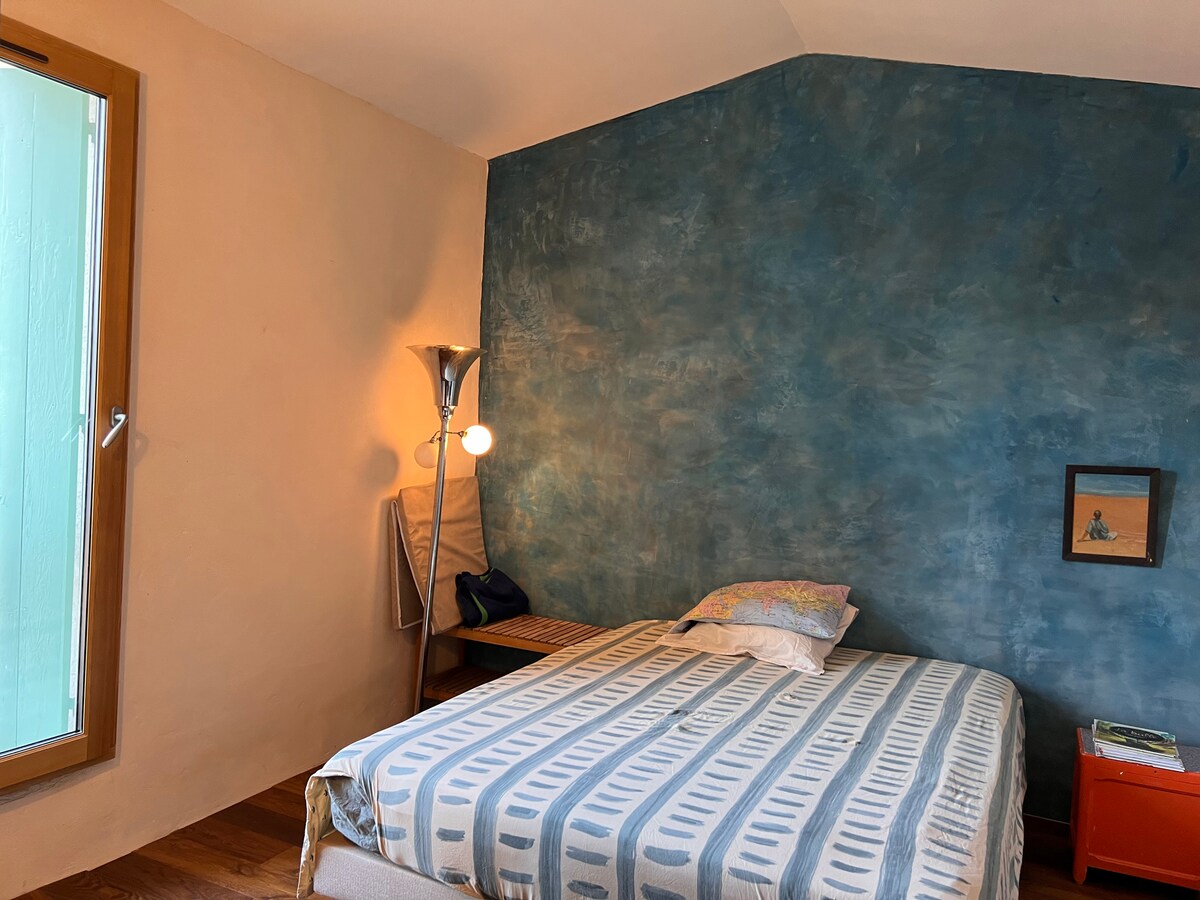 街上的蓝色房间