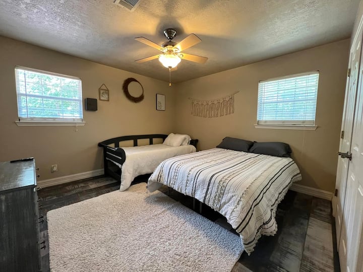 Tercer dormitorio con dos camas individuales y de tamaño completo
