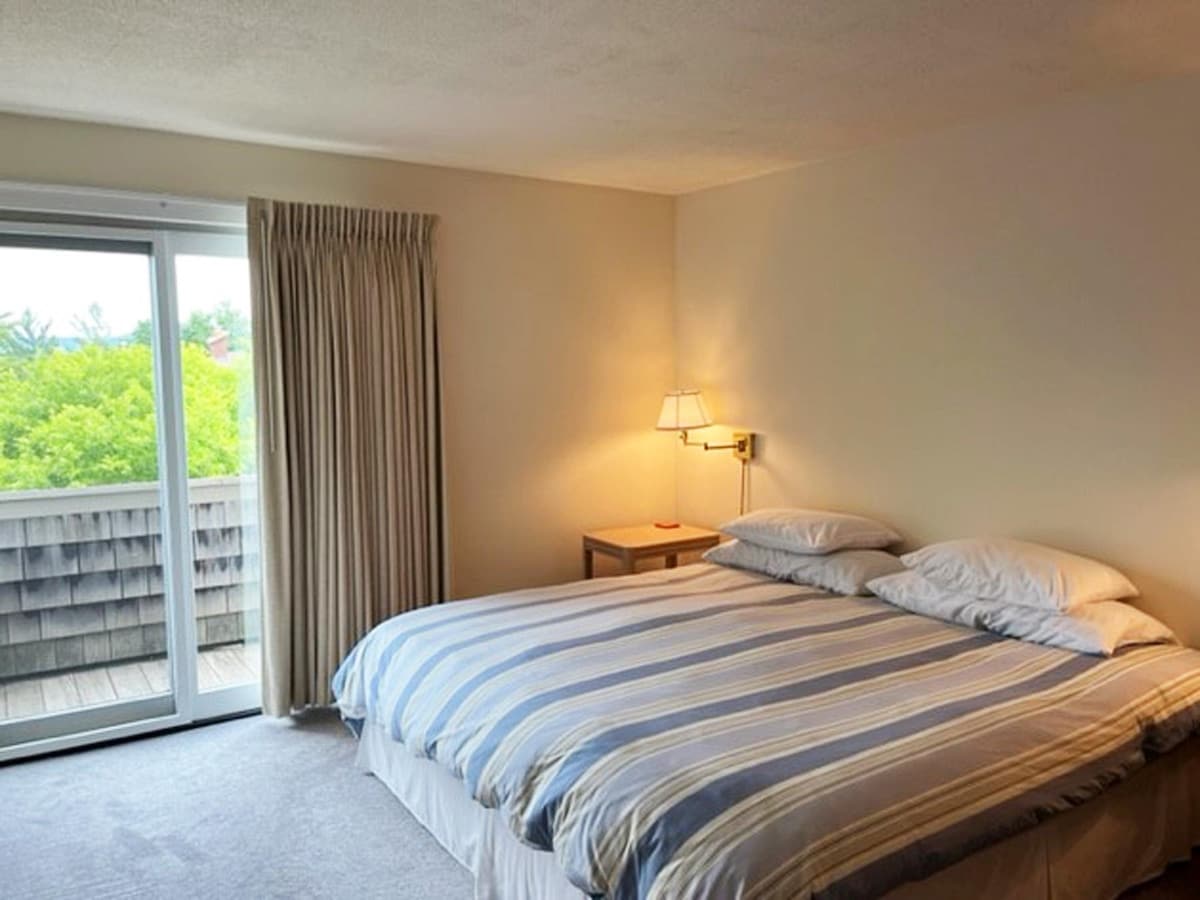 一楼加大双人床卧室，带步出门廊