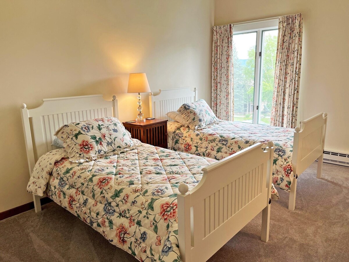 顶楼卧室，有两张单人床