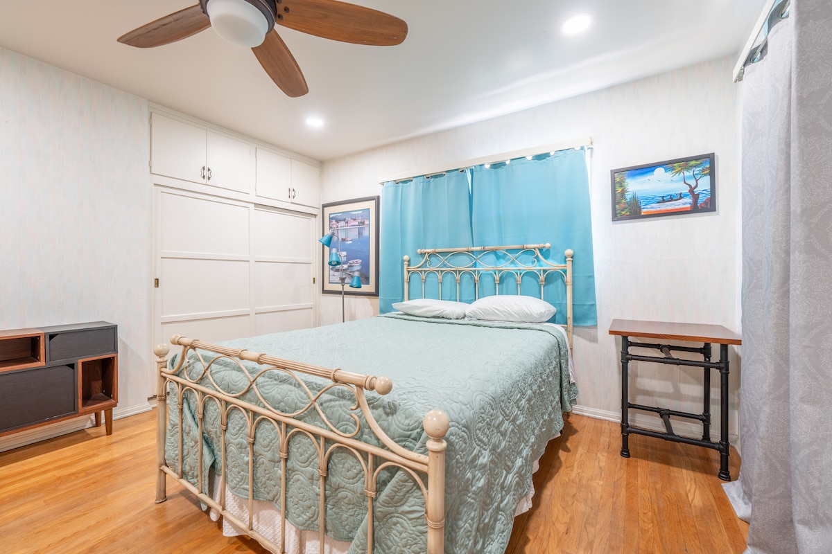 Hoofdhuis- Slaapkamer 1
QUEENSIZE BED