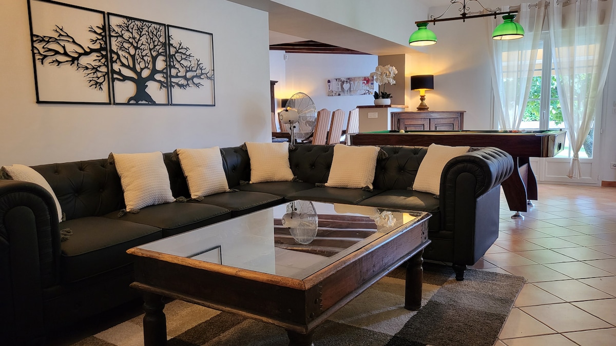 Successful Airbnb property: Magnificent Villa, Terrace, Swimming Spa, Garden. in Gairaut