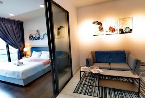 Almas Suites with plain sea view, 2-minute walk to Netflix and Stella International School STAY