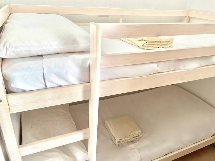 Udoban krevet na kat s jastucima od memorijske pjene.