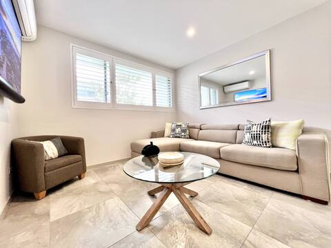 Top Airbnb: Elegant Hastings Street Escape, Walk to Everything in Noosa Heads
