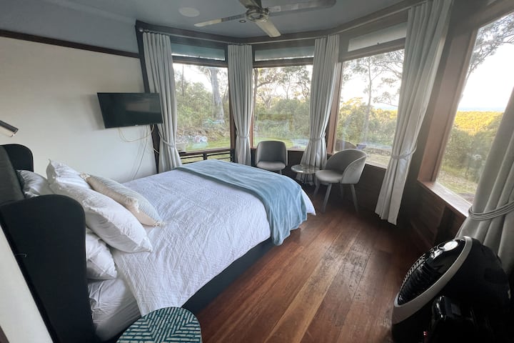 DORMITORIO DE INVITADOS 5: LA CASA de la PISCINA tiene vistas a la piscina, al entorno de arbustos y al mar. Incluye una pequeña cocina, un baño (ducha grande, granito negro, azulejos cremosos y un generoso almacenamiento) y una cocina al aire libre.