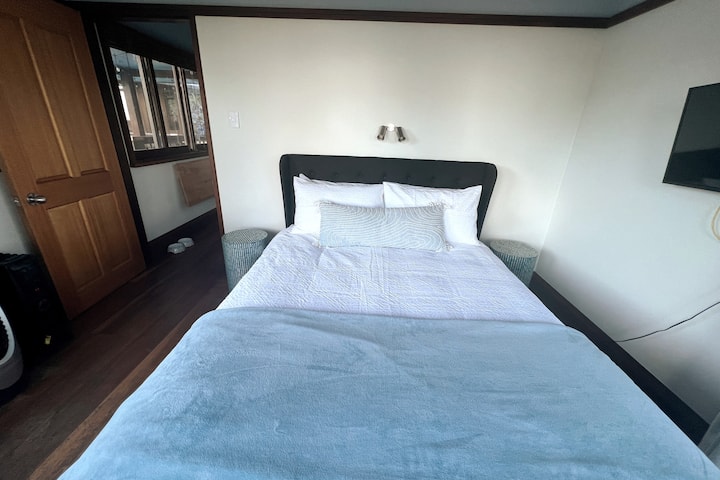 DORMITORIO DE INVITADOS 5: LA CASA de la PISCINA tiene vistas a la piscina, al entorno de arbustos y al mar. Incluye una pequeña cocina, un baño (ducha grande, granito negro, azulejos cremosos y un generoso almacenamiento) y una cocina al aire libre.