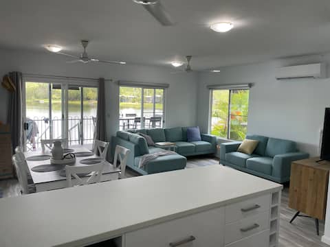 Jamily Jetty - 2 bedroom bungalow with pontoon
