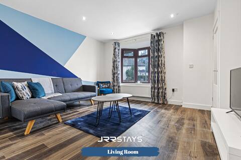 Walsall 4Bed Sleeps 8 | J.R.R STAYS WS2