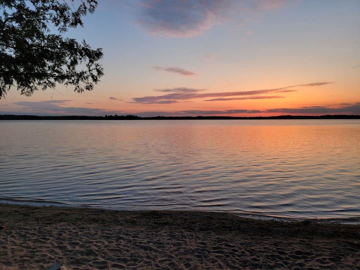 Beautiful Renovated Indirect Waterfront Cottage Cottages for Rent in